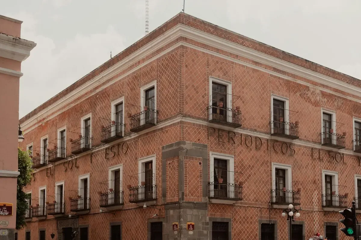 La decisión revoca multas impuestas por el INE, asegurando derechos de defensa del partido.