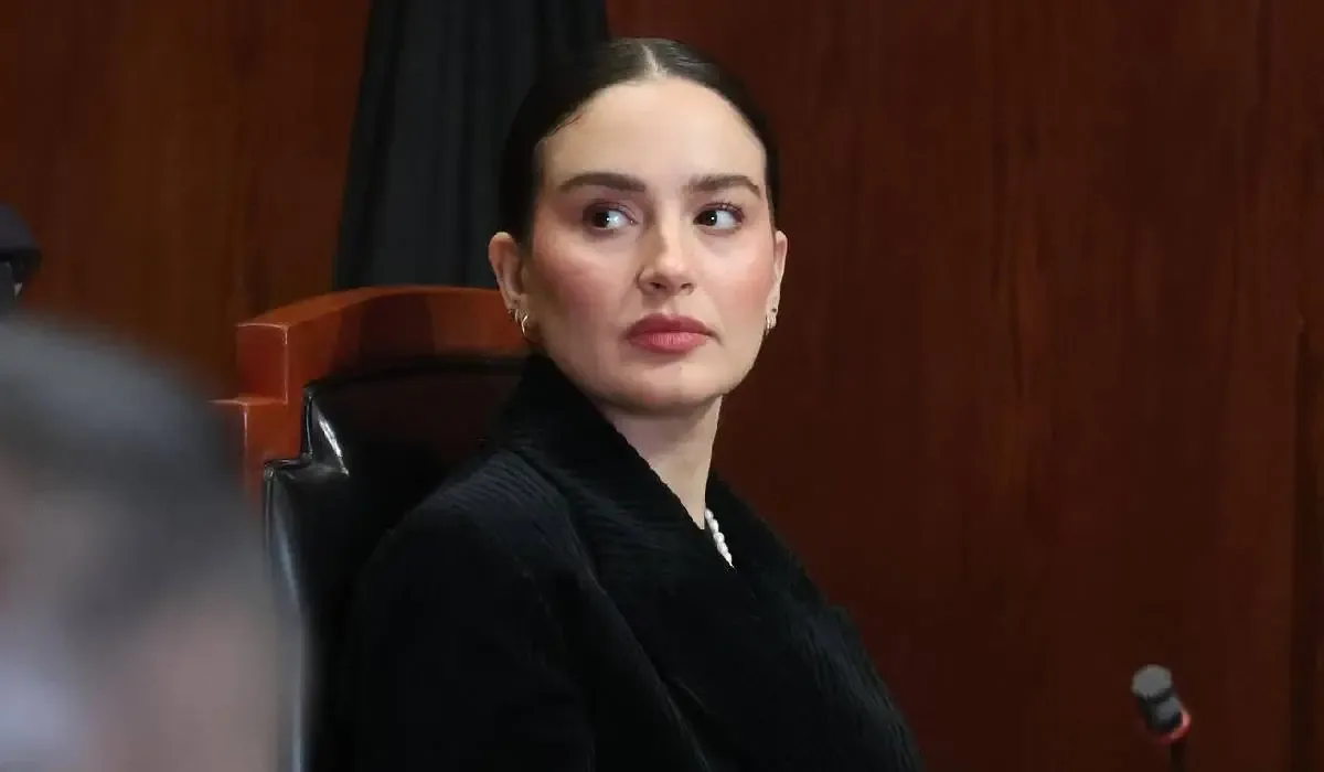 La diputada Itzul Barrera señala que la caricatura afectó su dignidad y derechos político-electorales.