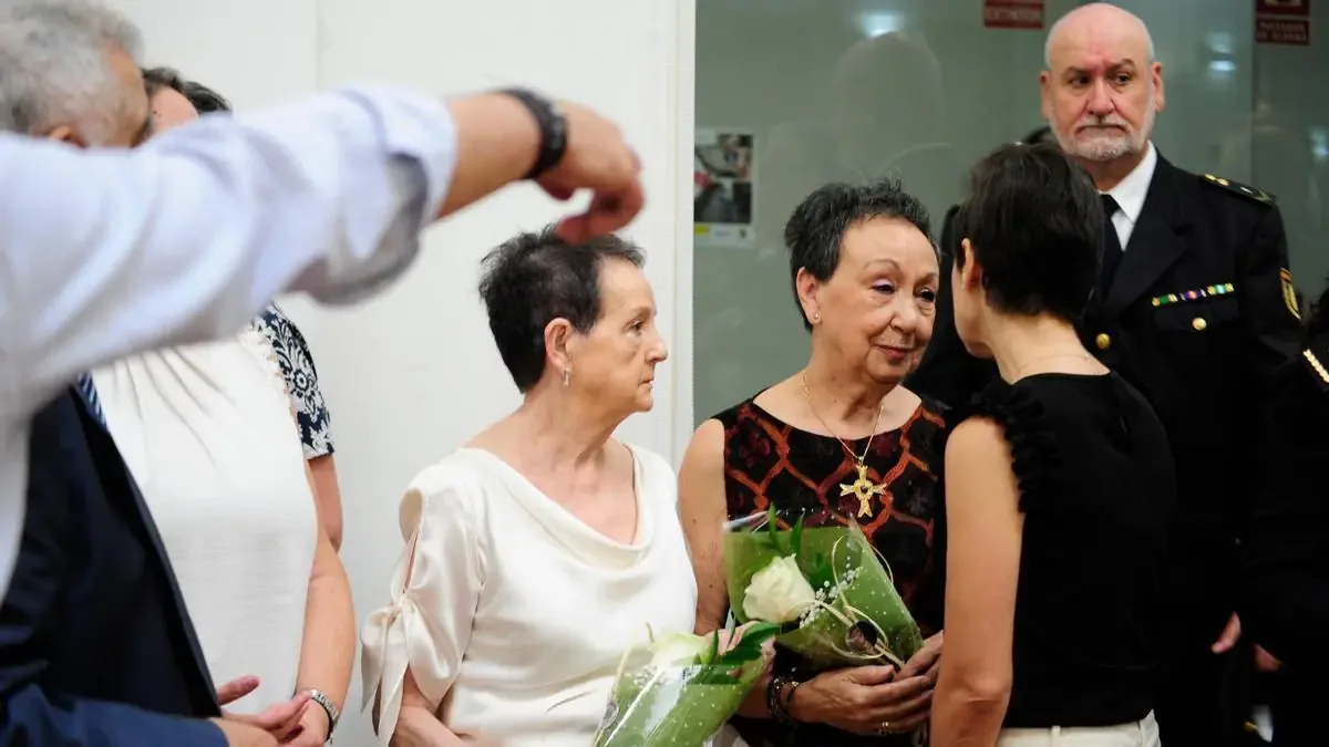 Familares y autoridades rinden homenaje a los policías extremeños que perdieron la vida por actos terroristas.