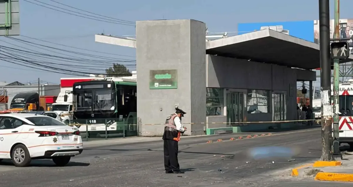 El accidente resalta la falta de seguridad en las avenidas de la ciudad, donde un ciclista fue embestido por un tráiler.