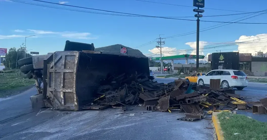 Un accidente sin heridos provoca más de dos horas de congestión en la ciudad.