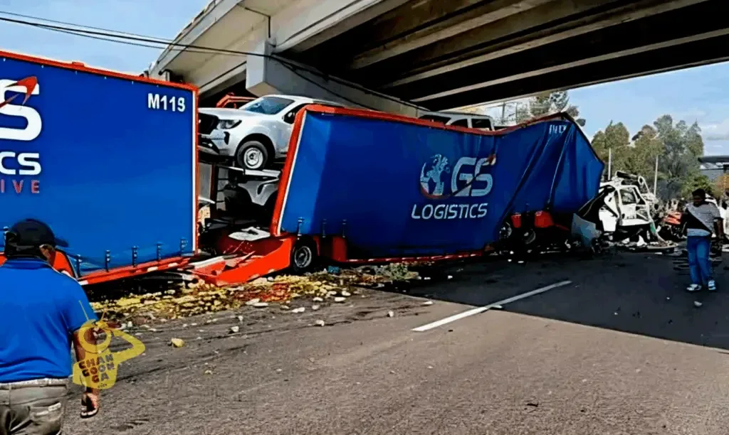Tráiler de "Autotransportes De Real" involucrado en el accidente en Michoacán.