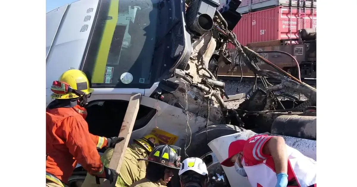 Un accidente entre un tráiler y un tren en Mexicali dejó al conductor gravemente herido y generó caos vial en la zona.