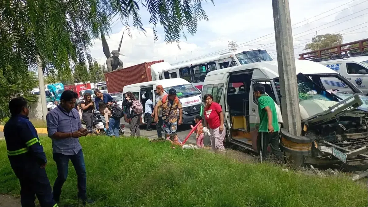 Un tráiler cerró el paso a una combi en la autopista, provocando un choque que dejó a varios pasajeros heridos.