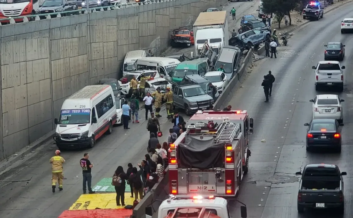 Accidente en Tijuana dejó personas lesionadas y un severo congestionamiento vial.