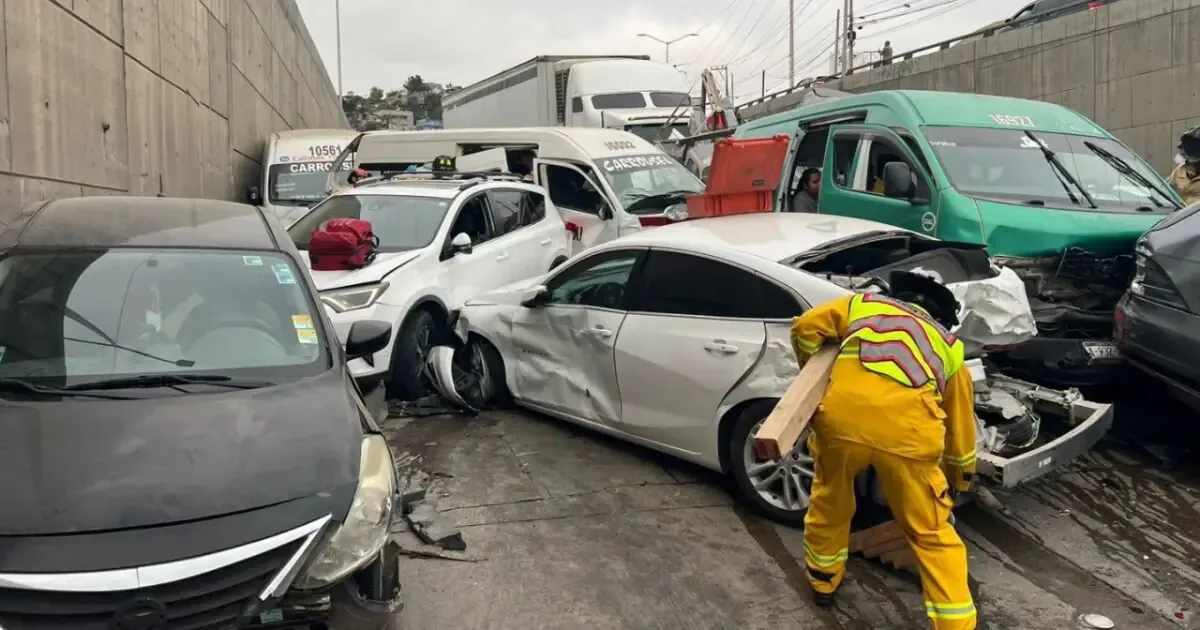 Seis personas resultaron heridas en el accidente, que involucró varios autos y unidades de transporte.