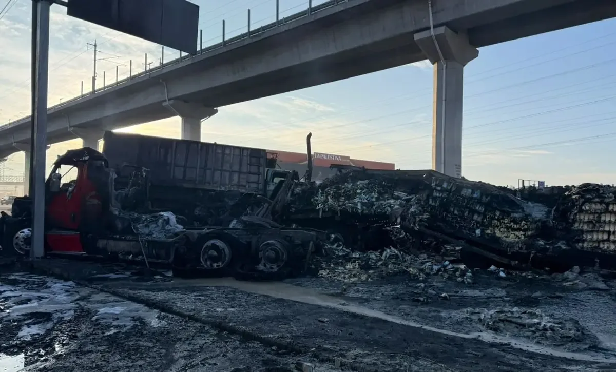 Un accidente en la autopista México-Toluca involucró un tráiler y protestas de transportistas, sin causar víctimas fatales.