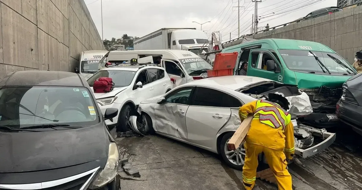 El accidente dejó 30 heridos y causó el cierre de importantes vialidades en la ciudad.