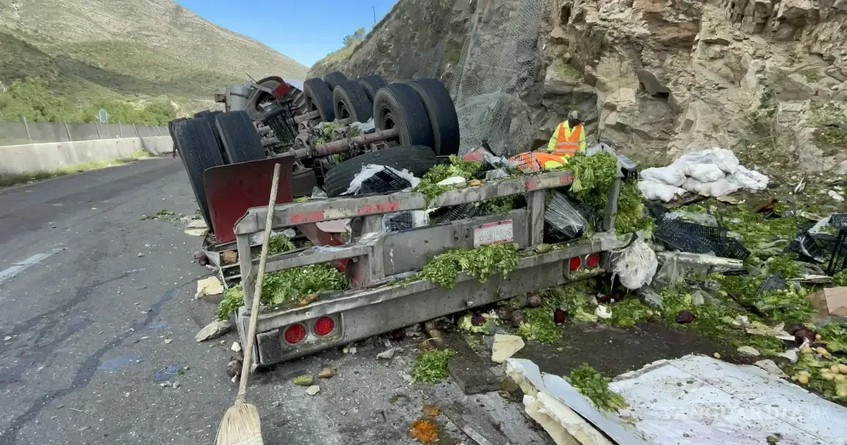 El accidente causó afectaciones a la circulación en la carretera 57 y movilizó a servicios de emergencia.