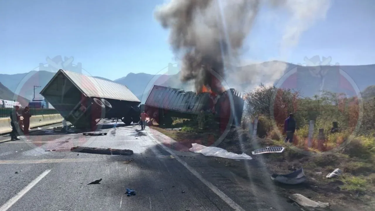 Tráiler volcado en la autopista Orizaba-Puebla genera cierres importantes.