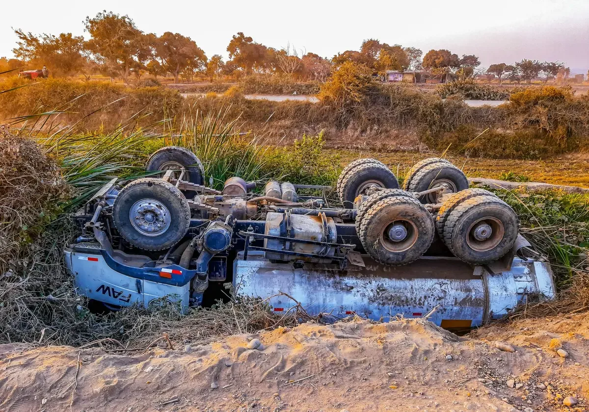Un accidente en la carretera 57 dejó pérdidas de mercancía y afectó la circulación.