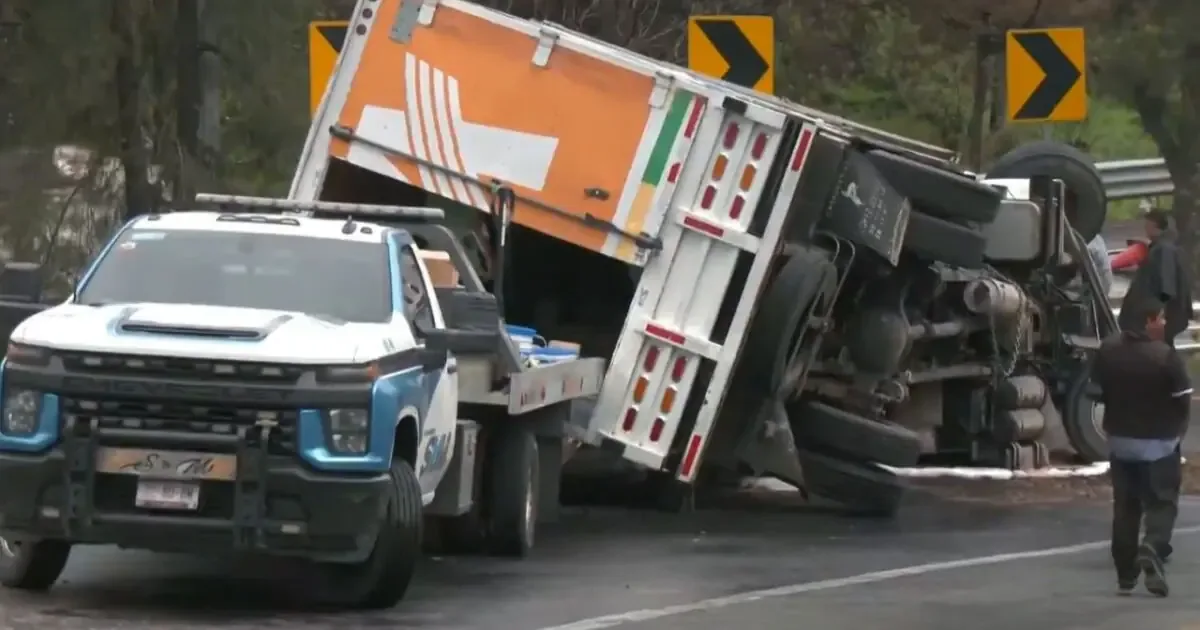 Un accidente en Naucalpan provoca caos vehicular y movilización de servicios de emergencia.
