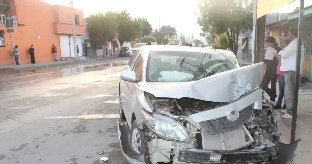 Un accidente vehicular dejó importantes daños materiales, pero no hay heridos.