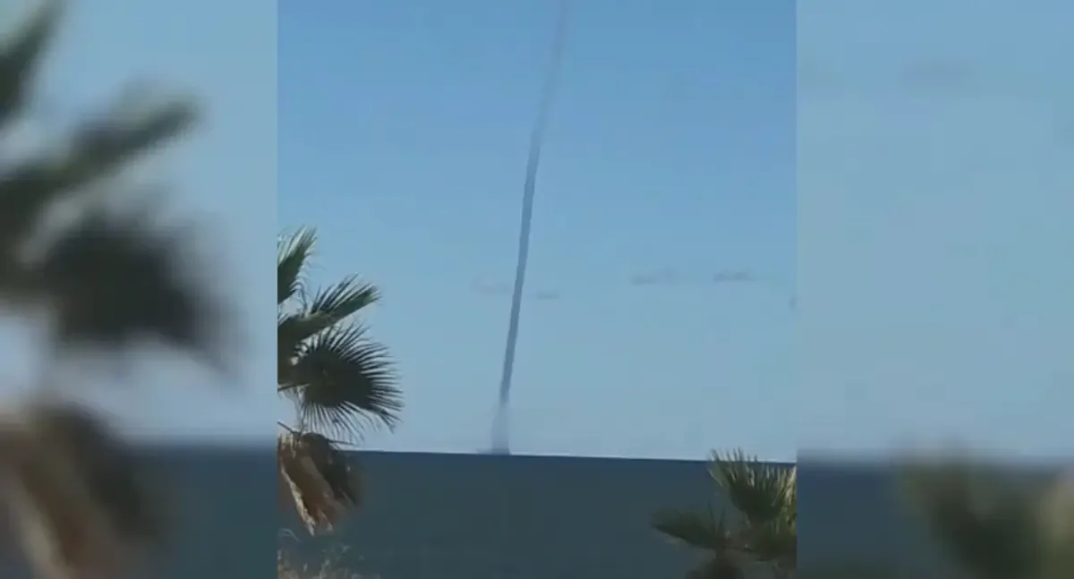 La tromba marina se registró debido a la diferencia de temperatura entre el mar y el aire.
