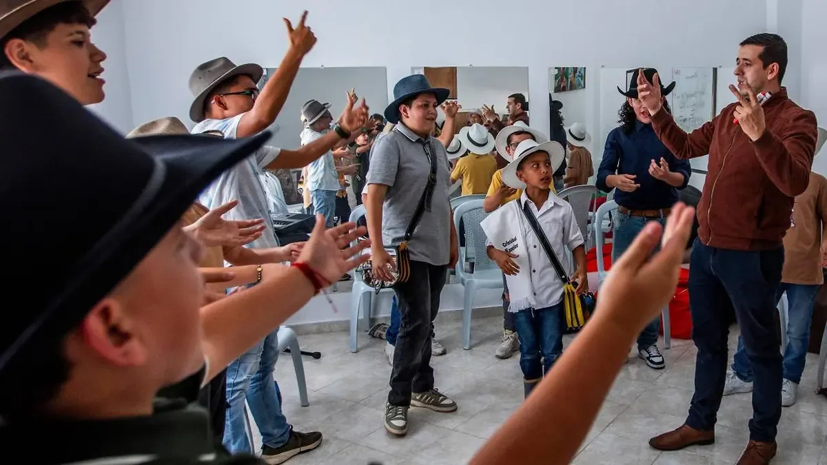 La Escuela de Trovadores en El Carmen de Viboral fomenta el arte del verso cantado en jóvenes.