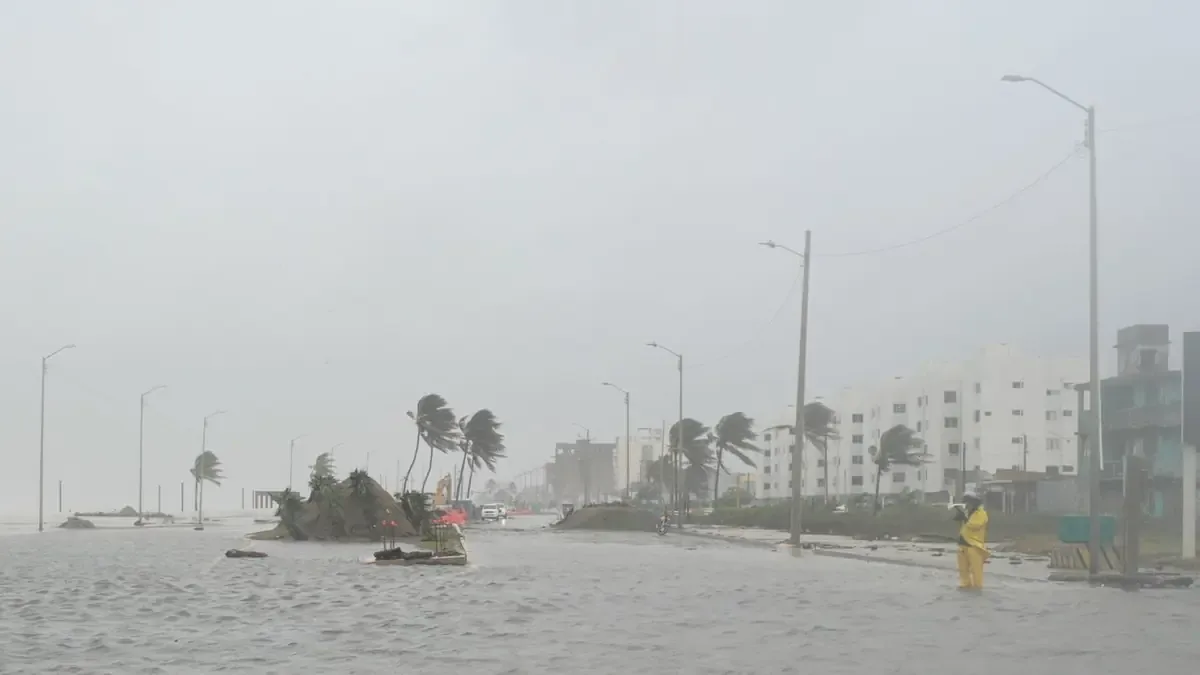 El frente frío número dos mantiene el riesgo de inundaciones y deslaves en varias localidades del Golfo de México.