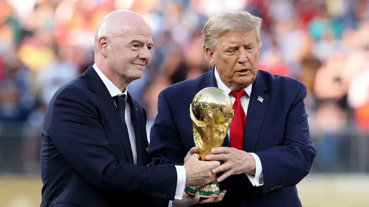 El respaldo de Trump a Infantino resalta su influencia en el fútbol tras éxitos recientes.