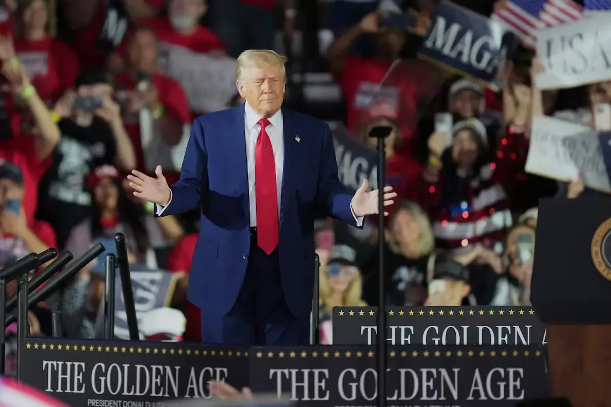 La congresista de Florida advierte sobre la insatisfacción de los latinos con el expresidente.