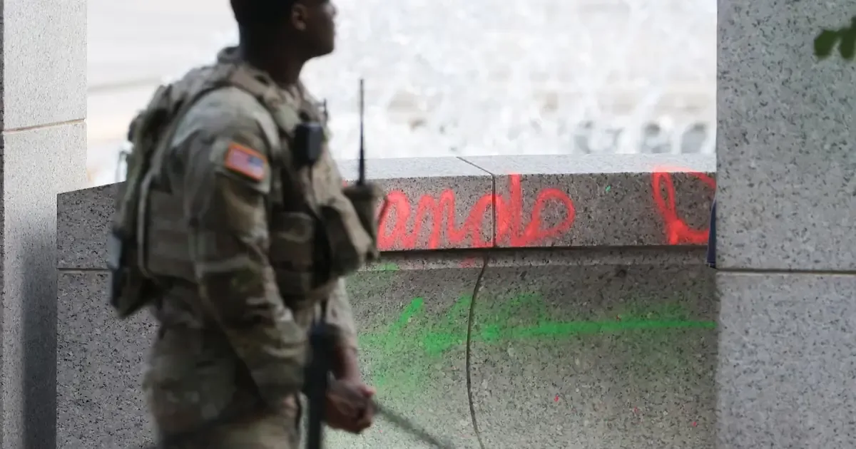 La reciente vandalización del monumento genera reacciones en la comunidad y críticas al gobierno.