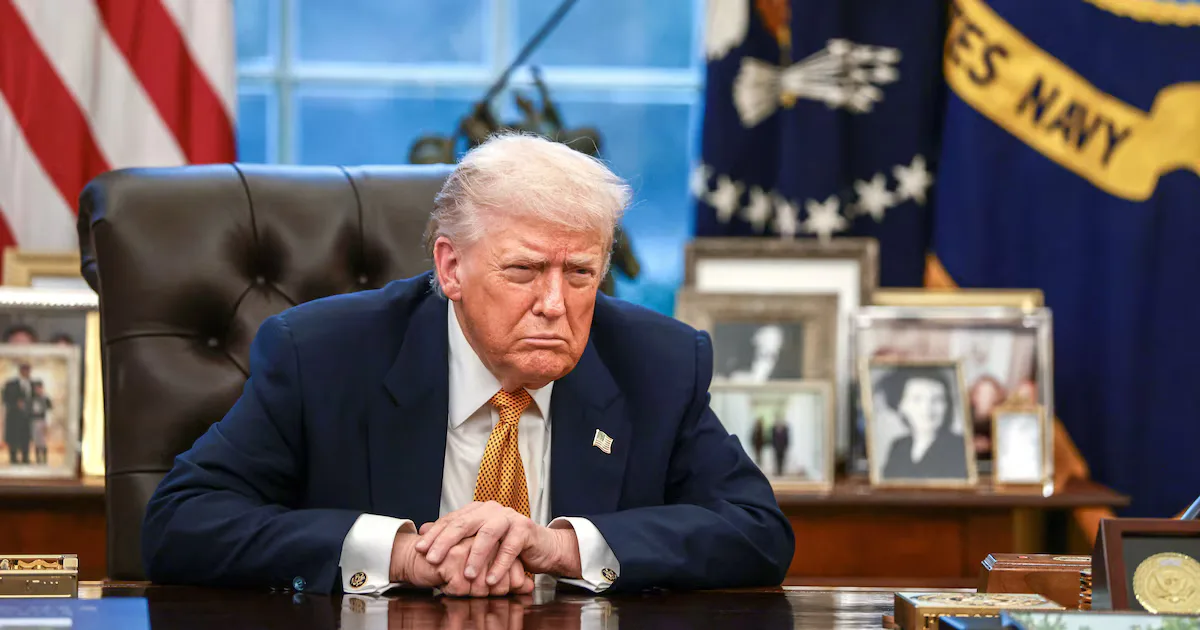 Trump discute posibles acciones militares en Irán durante una reunión.