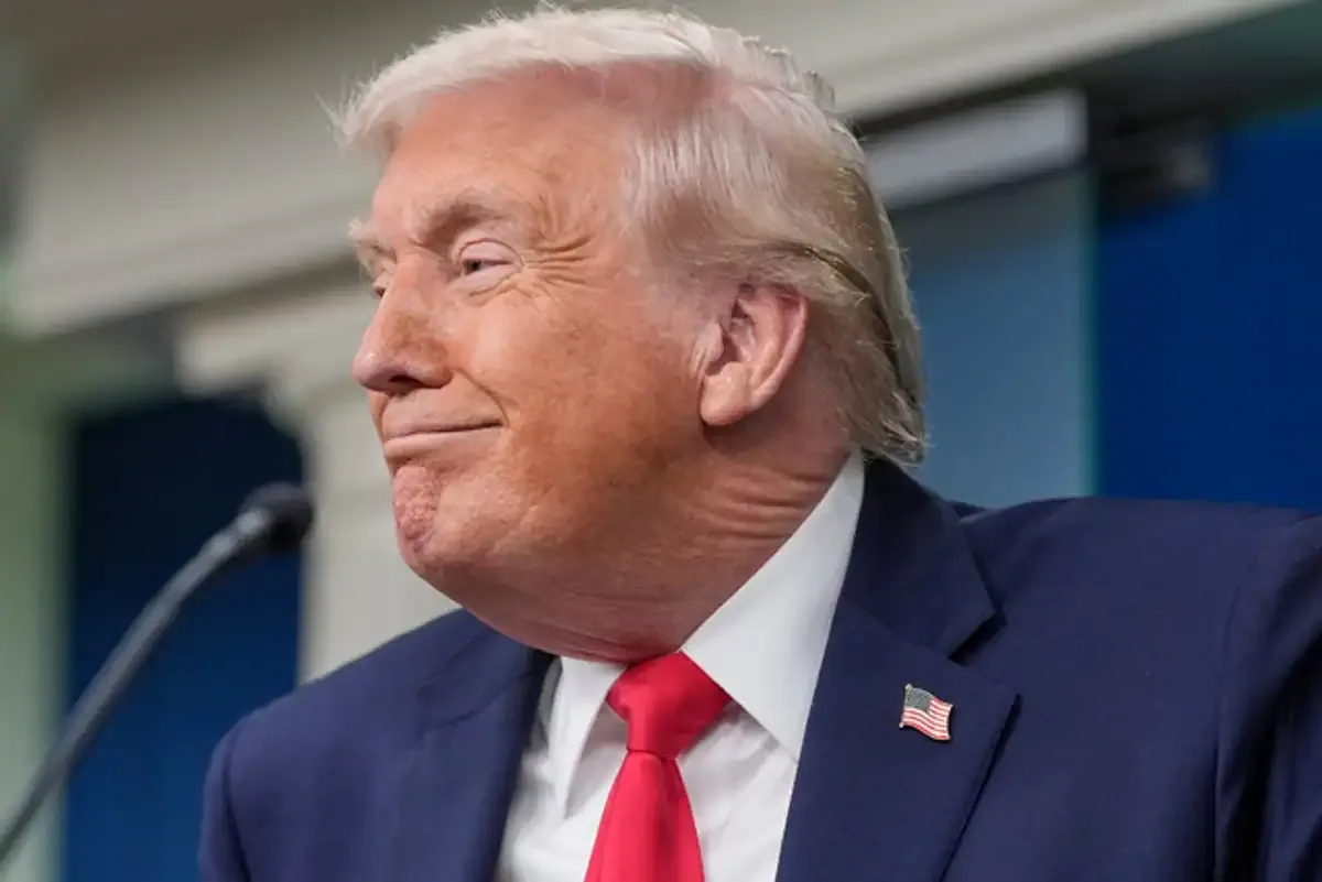Trump durante su controversial propuesta sobre el Golfo de México en un evento reciente.