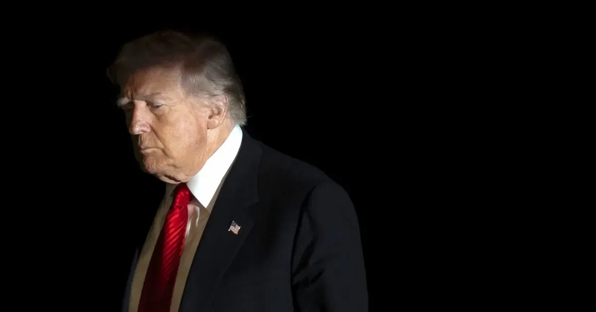 Trump en Iowa frente a sus seguidores, haciendo declaraciones sobre Cuba.