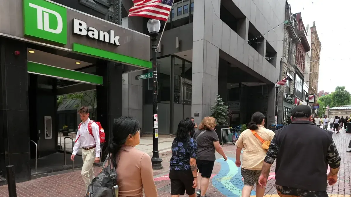 El gobierno de Trump refuerza regulaciones para restringir el acceso bancario a personas sin autorización.