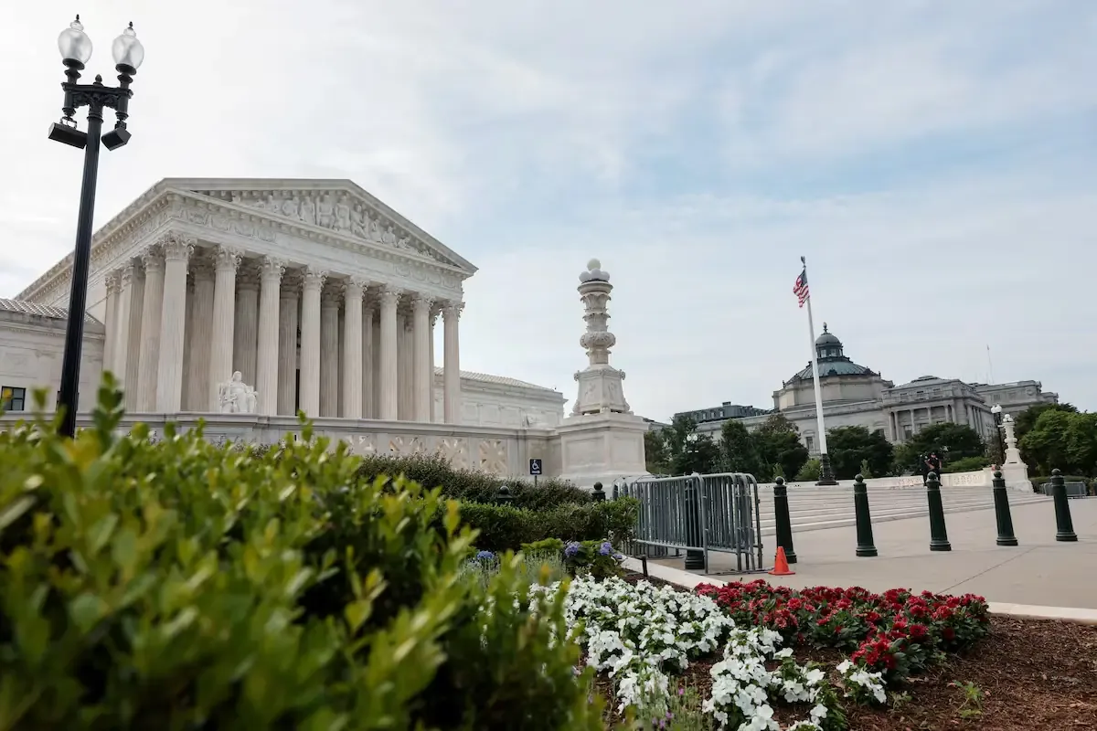 El Gobierno de Trump busca endurecer los controles sobre mujeres embarazadas tras fallo del Supremo.