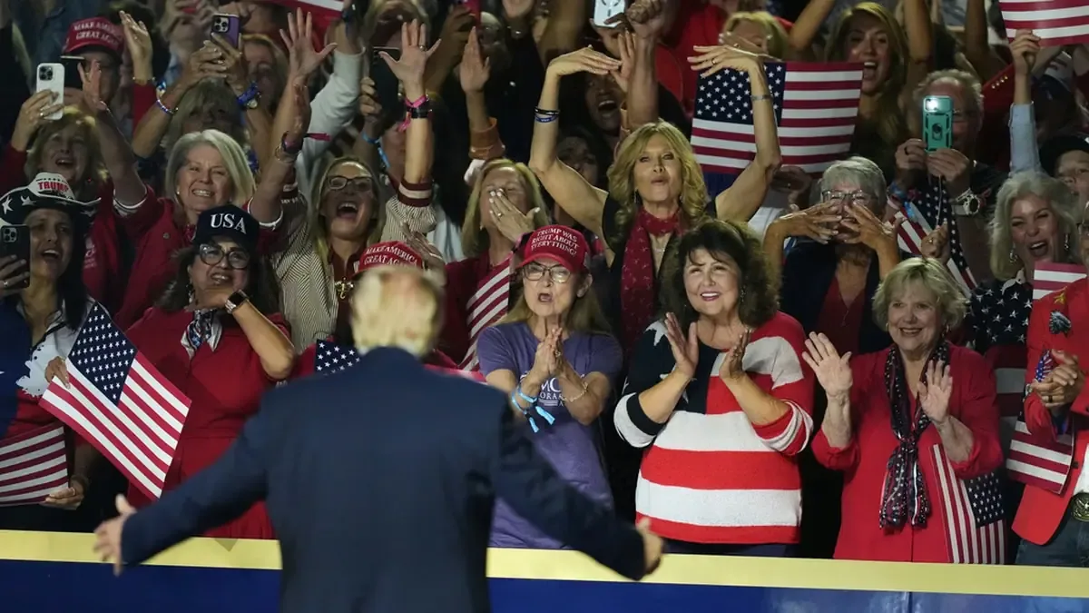 En un evento en Dallas, Trump busca energizar a sus bases ante las inminentes elecciones intermedias.