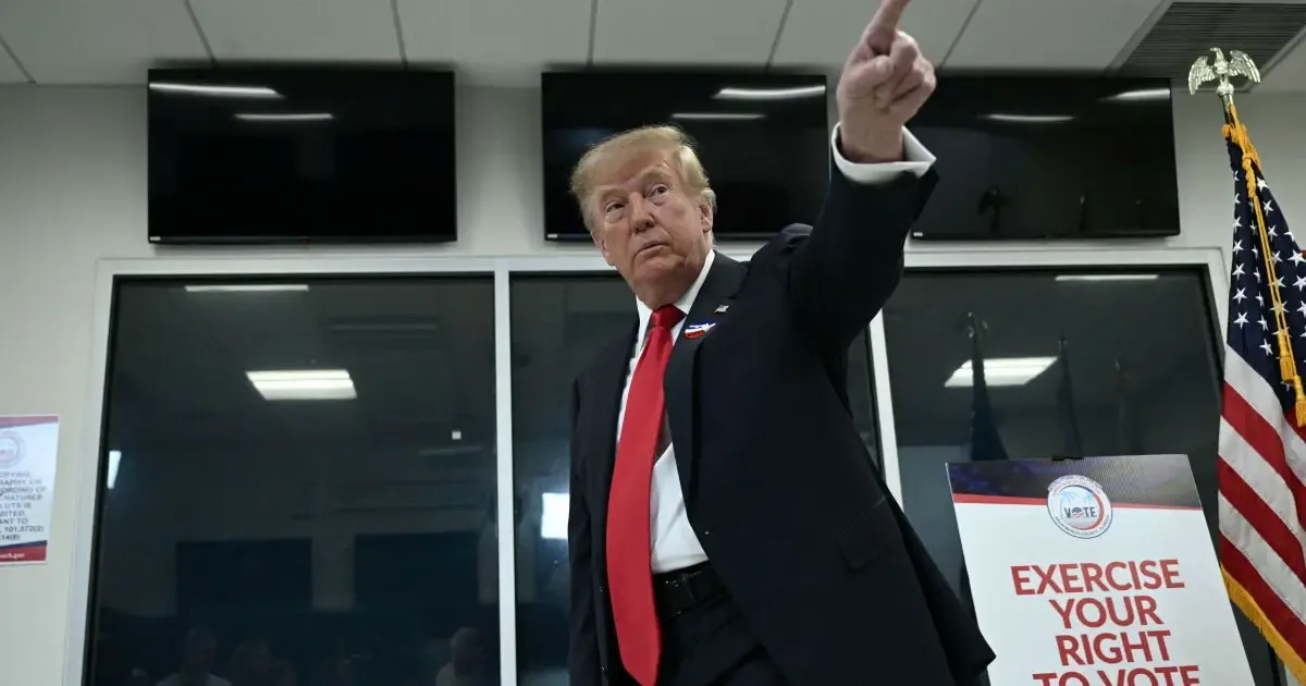 La votación anticipada de Trump se da en un clima de tensión política y acusaciones de fraude.