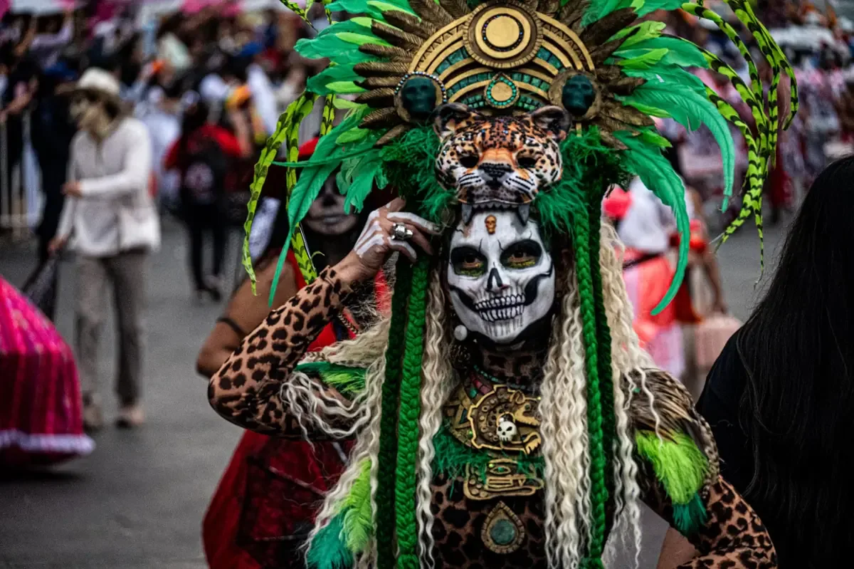La celebración promueve tradiciones y la participación de jóvenes en el marco del Día de Muertos.