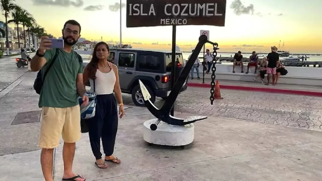 Turistas colombianos en Cancún experimentan complicaciones en el aeropuerto.