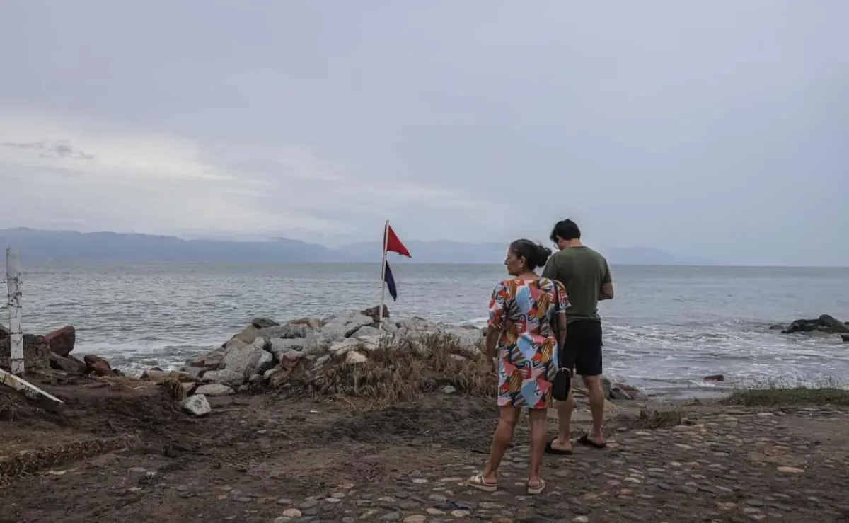 A pesar de las advertencias, turistas se acercan al malecón para ver el espectáculo del mar.