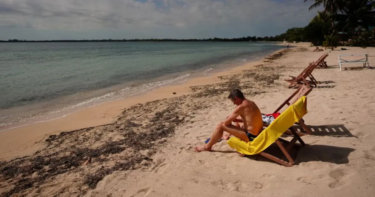 Turistas en Cuba en un entorno turístico deteriorado en 2025.
