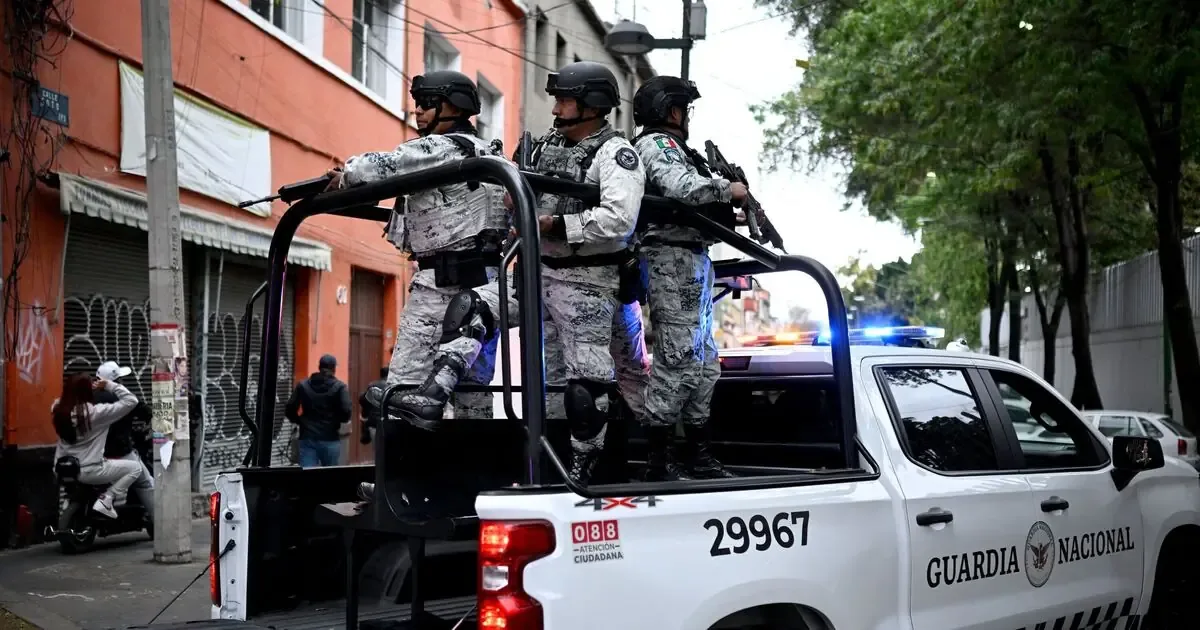 Turistas en el occidente de México son instados a permanecer en sus hoteles ante la violencia desatada tras la muerte de un líder criminal.