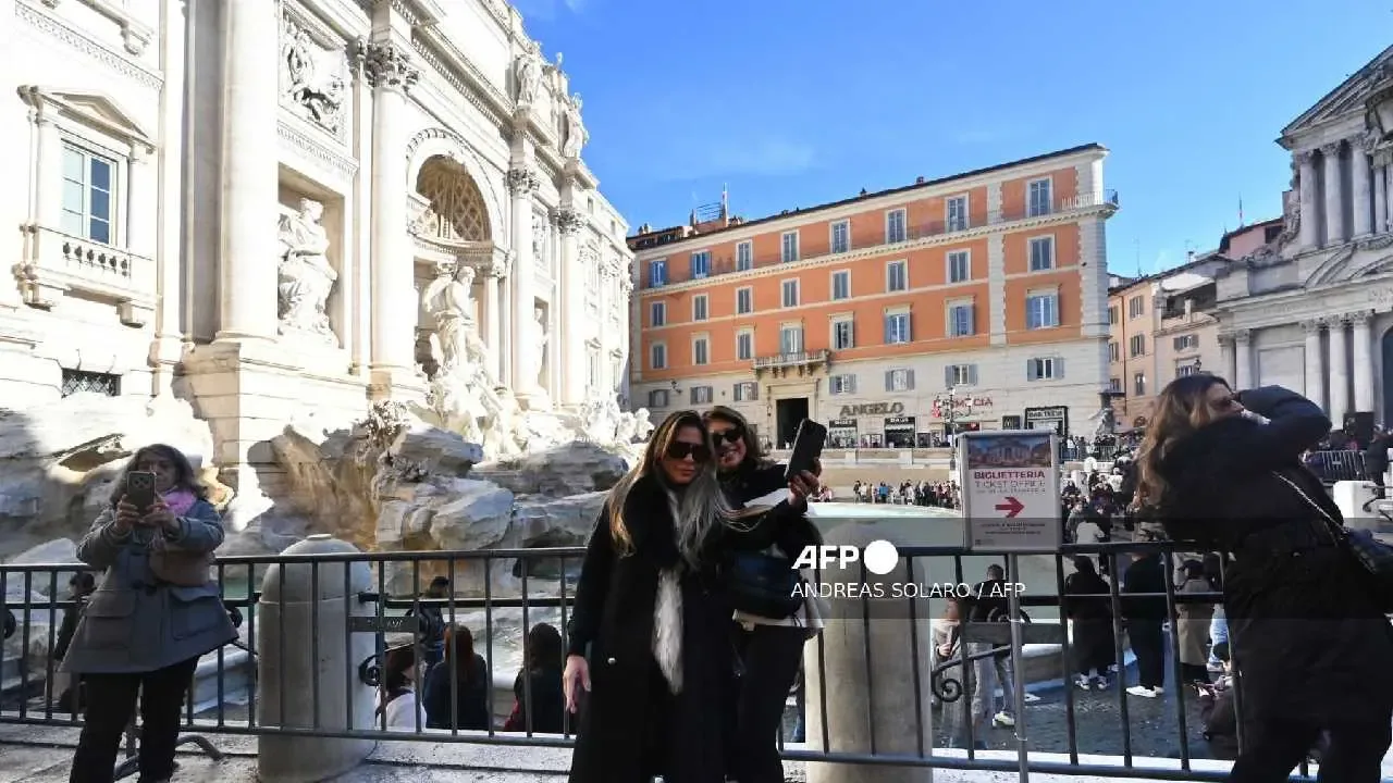 Turistas en la Fontana de Trevi tras el inicio del cobro de acceso.