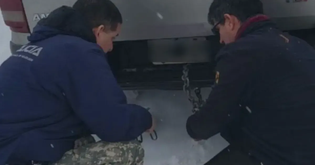 La Policía asistió a conductores de 12 vehículos varados por condiciones climáticas adversas en la ruta.