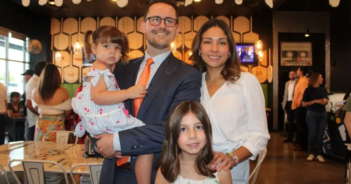 La campaña de reelección de Tyler King enfatiza su trabajo en infraestructura y servicios para la comunidad.