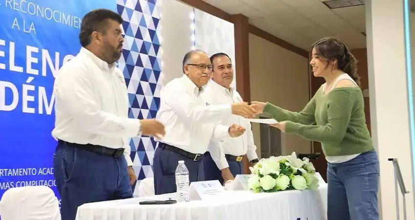 La ceremonia celebró el esfuerzo y dedicación de los estudiantes destacados en su formación académica.