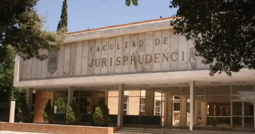 Conductas inapropiadas de un profesor han suscitado la necesidad de medidas disciplinarias en la facultad.