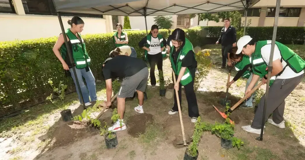 La Universidad Autónoma de Coahuila fortalece el cuidado ambiental con el 100% de cobertura en jardines polinizadores en sus campus.