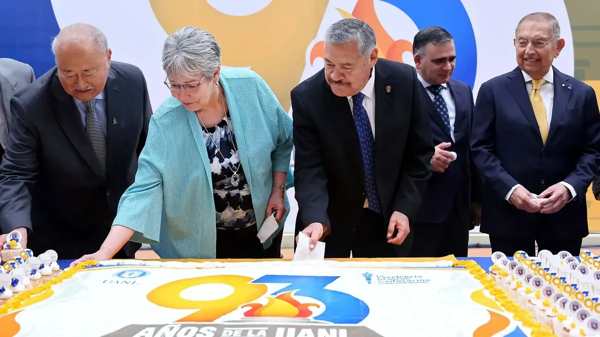 La UANL conmemora su aniversario destacando la importancia de la educación y su impacto en la sociedad.