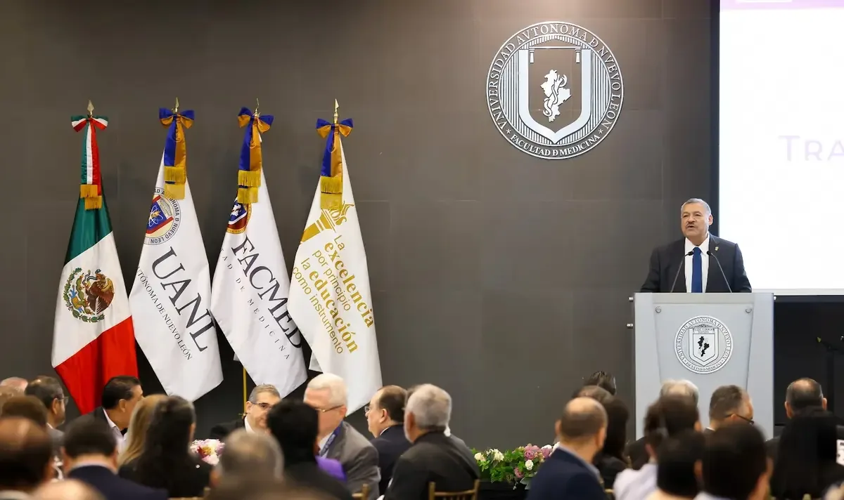 La Universidad Autónoma de Nuevo León premió a académicos por su contribución en la formación de profesionales de la salud.