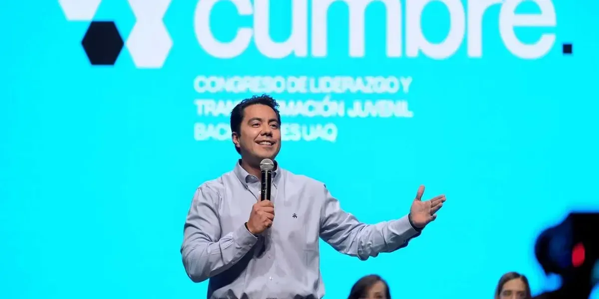 La Universidad Autónoma de Querétaro fomenta el liderazgo juvenil mediante un evento que reúne a miles de estudiantes.