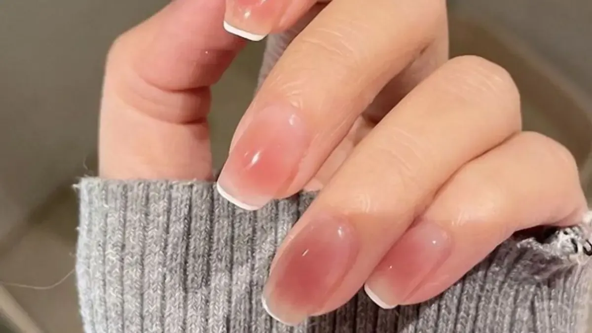 Descubre cómo lograr la innovadora manicura de uñas jelly que arrasa en redes sociales.