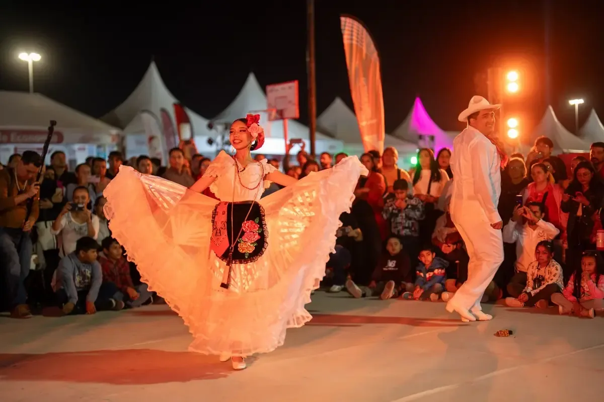 La Universidad Autónoma de Tamaulipas exhibe su labor cultural y social en un evento que fortalece vínculos comunitarios.