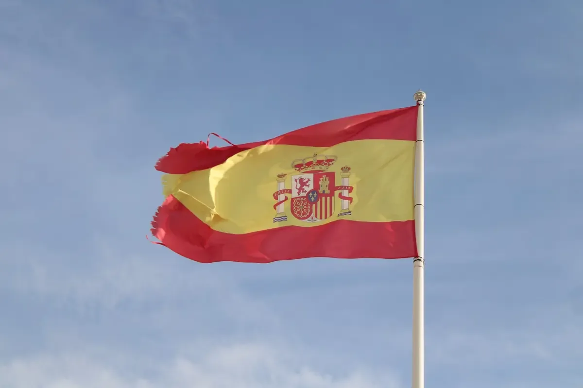 La compañía busca ahorrar costos mientras su nuevo juego recibe buenas críticas.