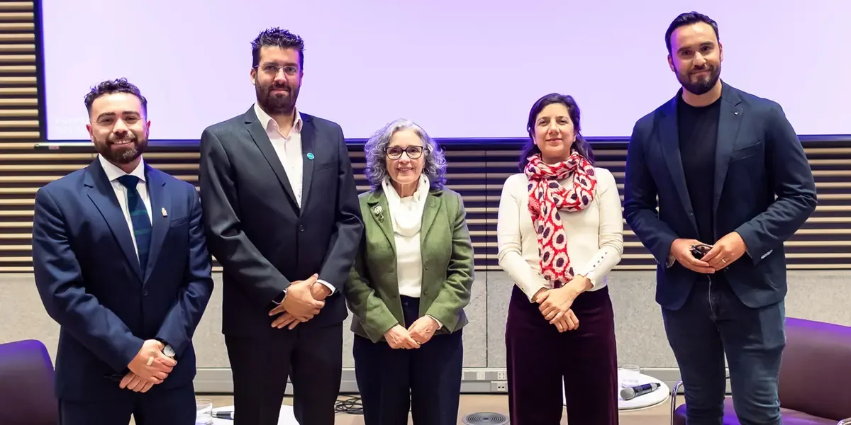 La Universidad de Chile presenta un microprograma para explorar el impacto de la tecnología en la educación.