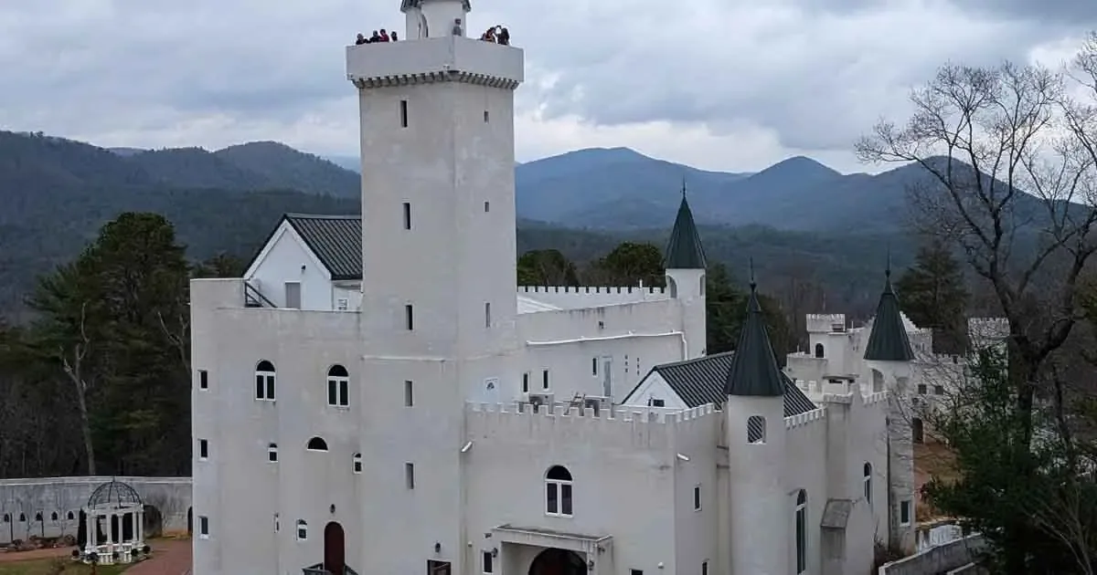 Uhuburg, un castillo sorprendente, ofrece una experiencia mágica en Georgia.