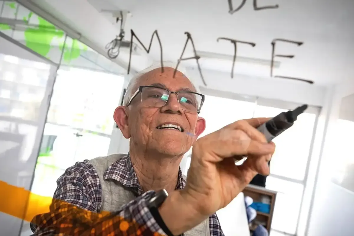 Su enfoque pedagógico estimula la curiosidad y creatividad en los estudiantes.